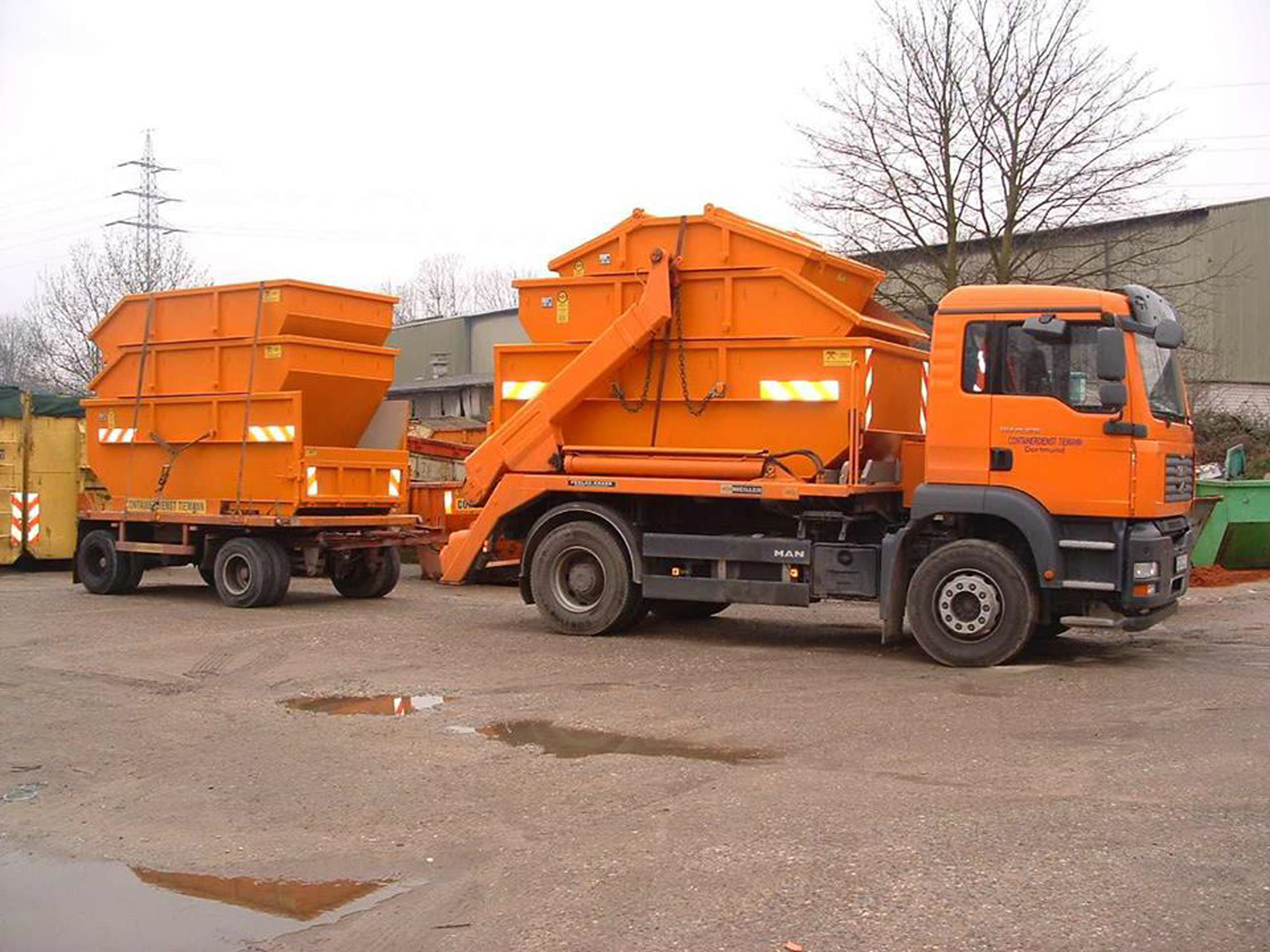 LKW mit Anhänger und Containern